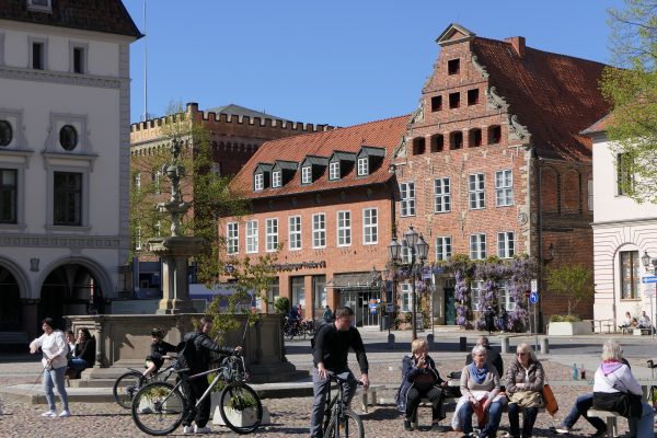 2026-04h-099-LG-Fototour-Um den Marktplatz-kl