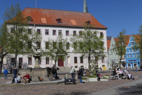 2026-04h-135-LG-Fototour-Um den Marktplatz