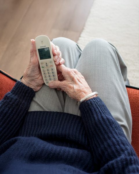 AlteFrauTelefoniert-Sabine_van_Erp-pixabay